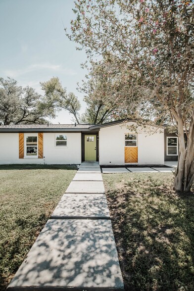 Building Photo - 2203 E Rosebud Ave