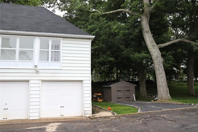 Building Photo - 75 Old Tappan Rd