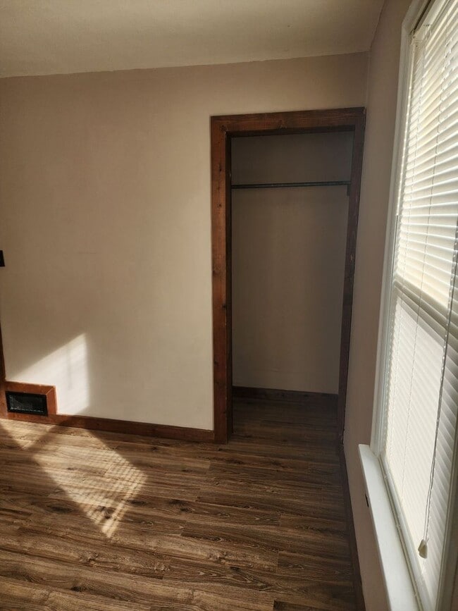 Building Photo - Close to schools and shopping