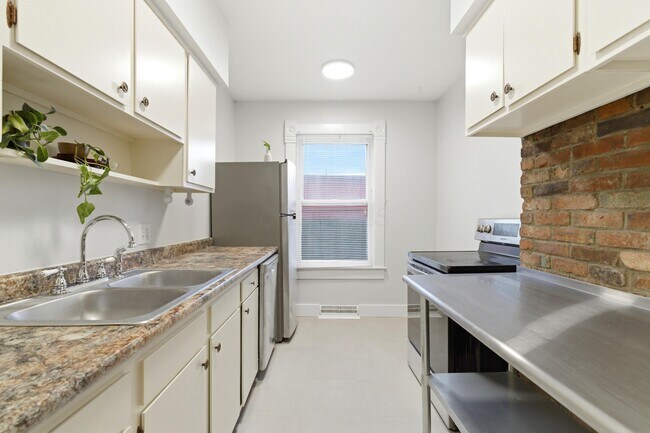 Building Photo - 19 E Mithoff St