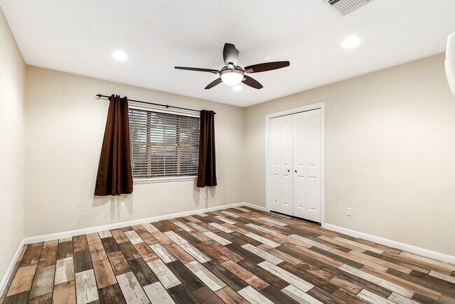 Building Photo - 215 Gentilly Dr