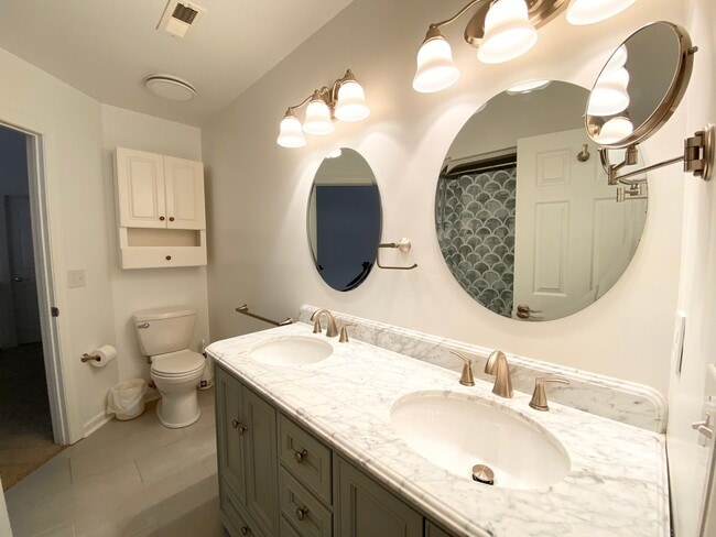 Building Photo - FULLY-FURNISHED GORGEOUS TOWNHOME!