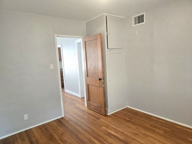 Building Photo - 1406 E Earll Dr