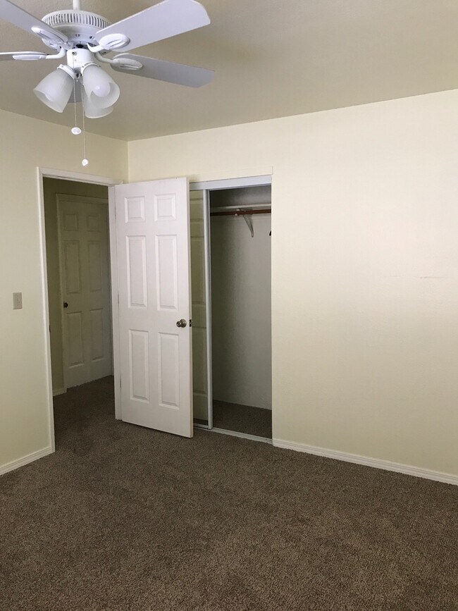 Building Photo - 3 Bedroom 2 Bath home w Garage