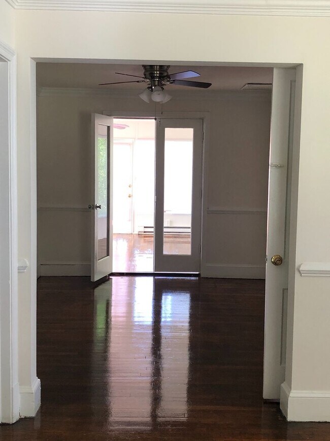 Building Photo - Adorable 3 bdrm/1.5 bath Home on a Corner ...
