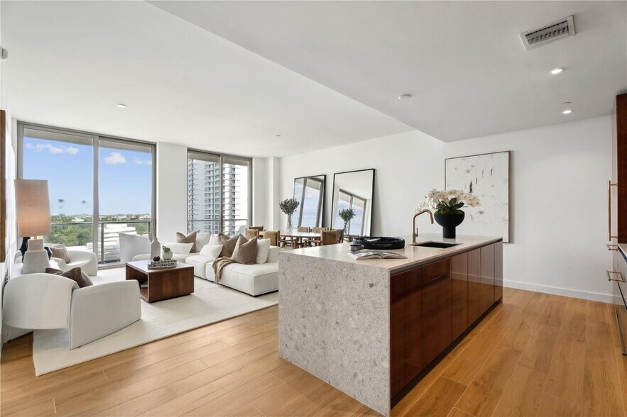 Building Photo - 2678 Tigertail Ave