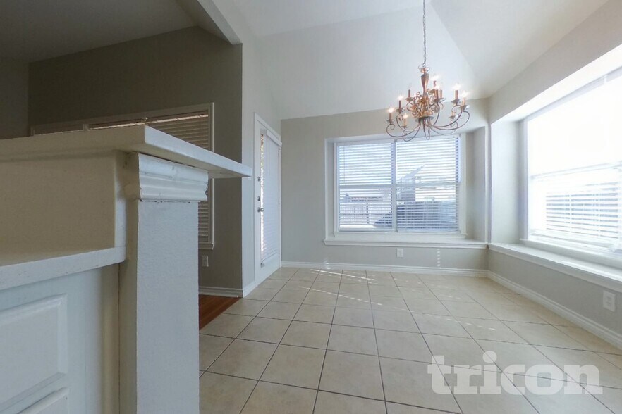 Building Photo - 5816 Greenmeadow Dr