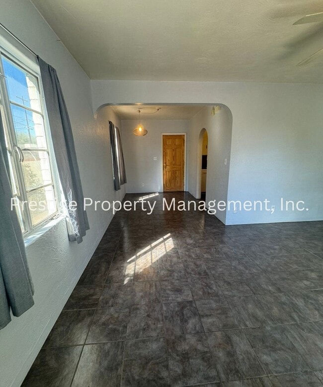 Building Photo - Tucson's Hidden Treasure!!