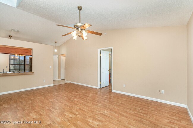 Building Photo - 559 Diamond Ave NE