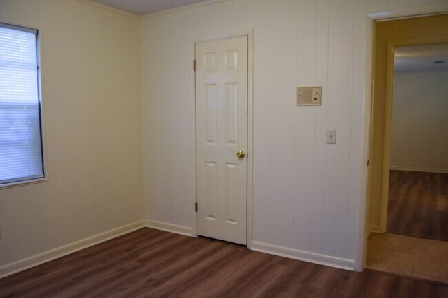 Building Photo - Three Bedroom Two Bath outside Eglin Gates