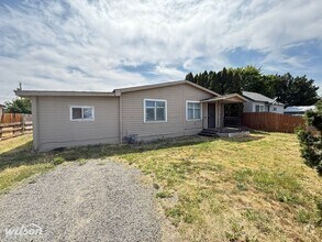Building Photo - 2 Bedroom, 1 Bath Home with a Large Backyard!