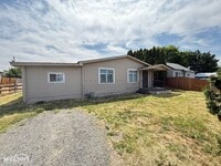 Building Photo - 2 Bedroom, 1 Bath Home with a Large Backyard!