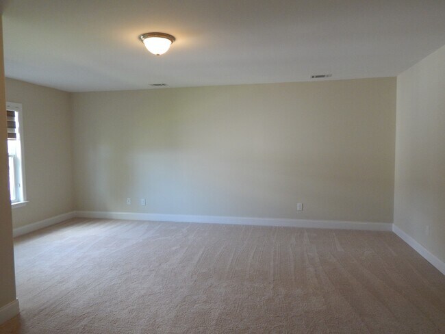 Building Photo - Spacious 6 bedroom, 4 bathroom home!