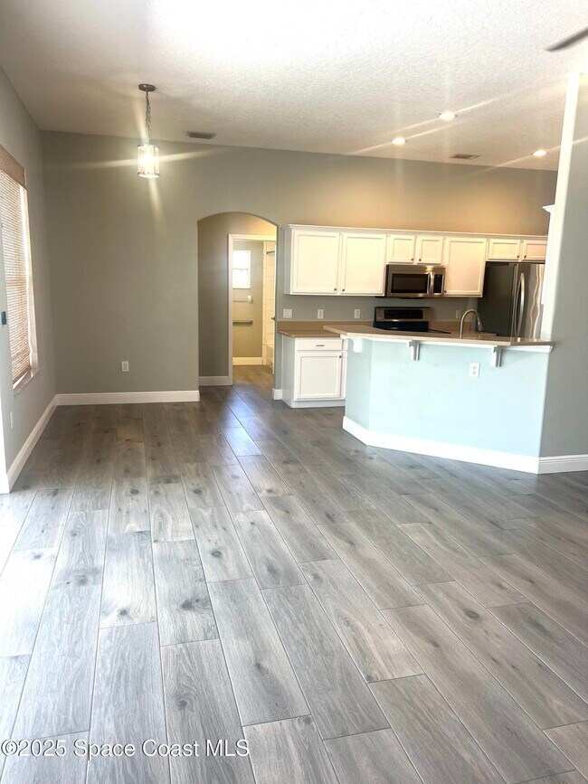 Building Photo - 1586 Sun Gazer Dr