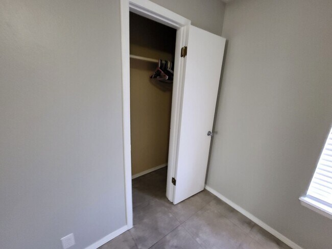 Building Photo - 2 bedroom 1 bathroom house with 1 car gara...