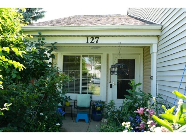 Building Photo - 127 Amberly Dr