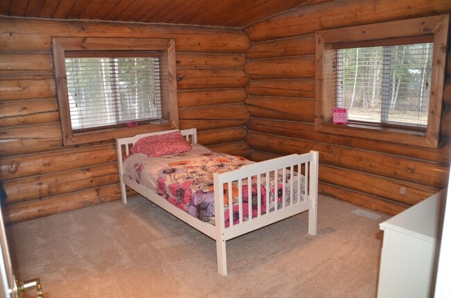 Building Photo - Beautiful 3 Bed 2 Bath Log Home with Large...