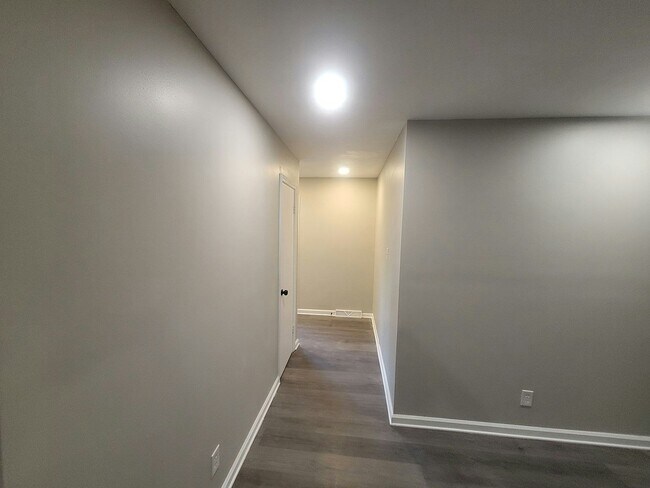 Building Photo - 3208 Shallowford Dr