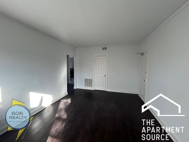 Building Photo - 2004 W Jarvis Ave