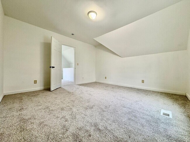 Building Photo - 2117 Bertrand St