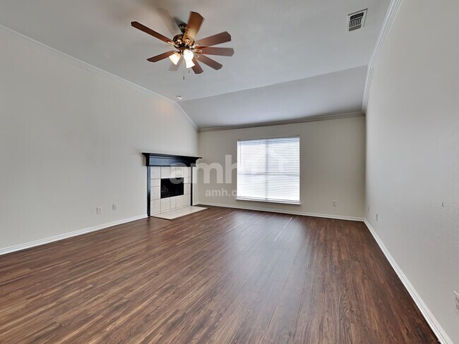 Building Photo - 221 Willow Creek Dr
