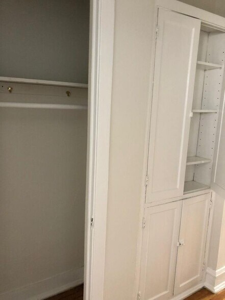 Building Photo - 6364 N Hermitage Ave