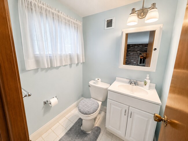 Building Photo - Spacious 3-Bedroom Split-Level with Formal Dining Room, Fireplace, and Fenced Backyard