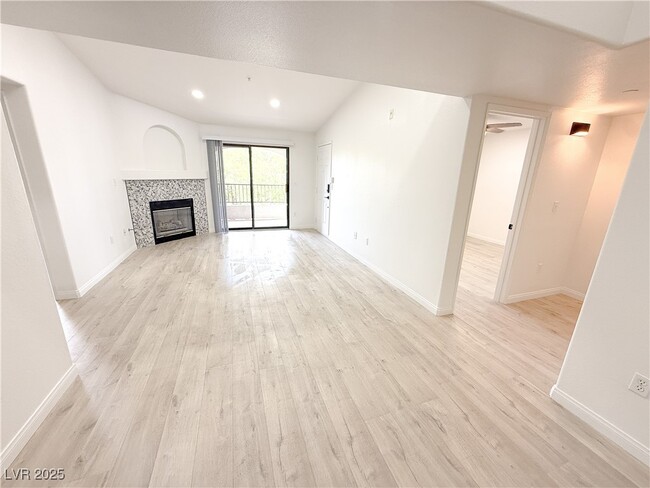 Building Photo - 950 Seven Hills Dr