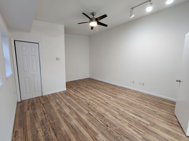 Building Photo - Spacious studio with deck available in NoLibs starting March 1st