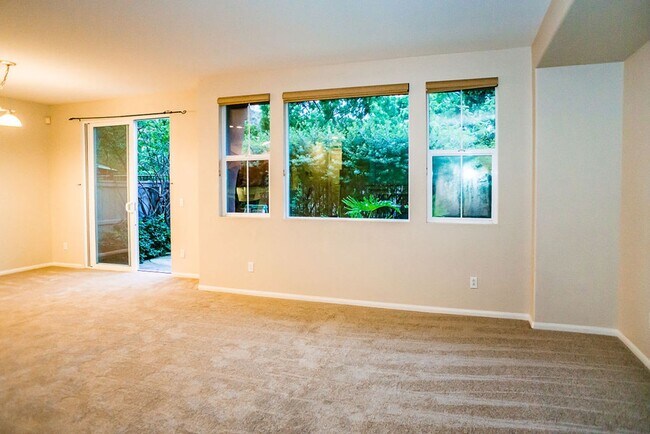 Building Photo - Beautiful townhome in Mission Valley!  Ava...