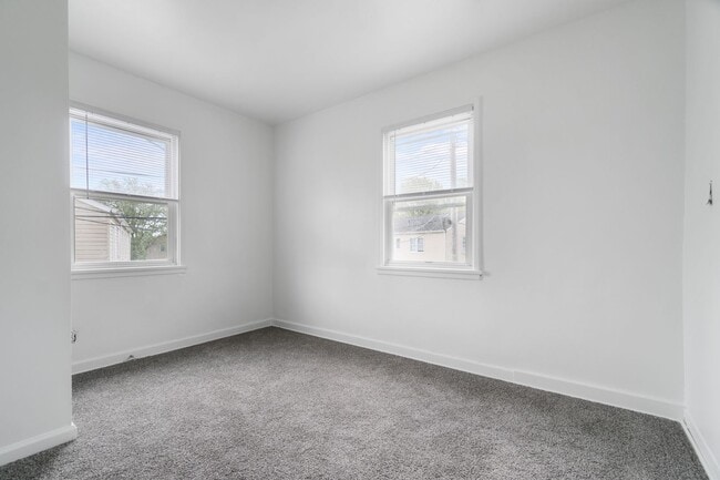 Building Photo - Now Pre-leasing: 4BR Townhouses in Scenic ...