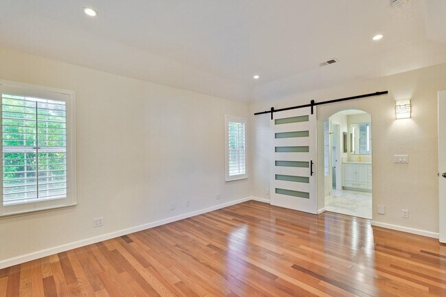 Building Photo - Beautiful and spacious 3 bedroom 2.5 bath ...