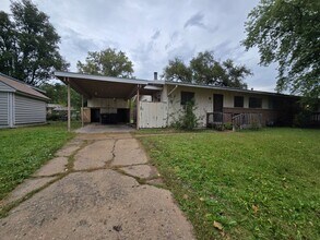 Building Photo - Montara 2/1 with fully fenced in yard and ...