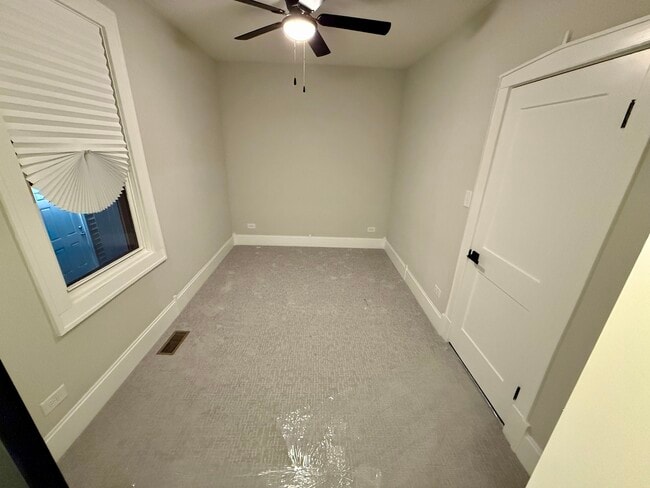 Building Photo - 5942 W Eastwood Ave