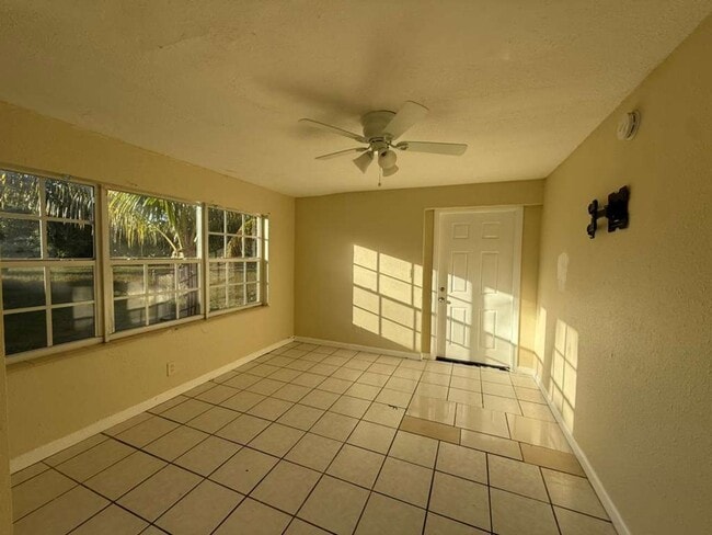 Building Photo - Large 5-2 house