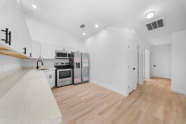 Building Photo - Beautifully updated duplex two bedrooms+ DEN, two bath in Cape Coral
