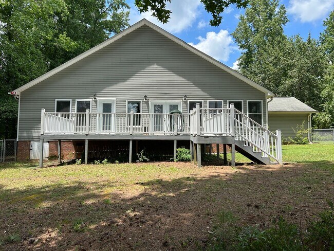 Building Photo - Lakefront Living with Style and Space
