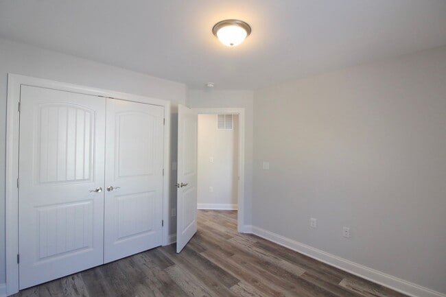 Building Photo - Stylish and Spacious Townhome Near Sentara...