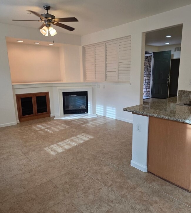 Building Photo - Beautiful townhouse in South Reno