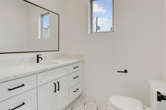 Building Photo - 2715 Drew St