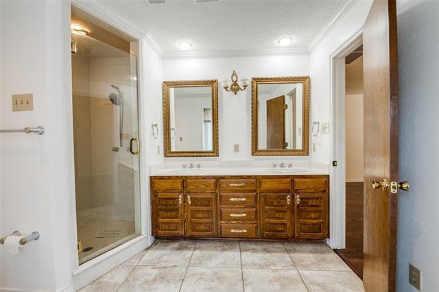 Building Photo - 1701 Midcrest Dr