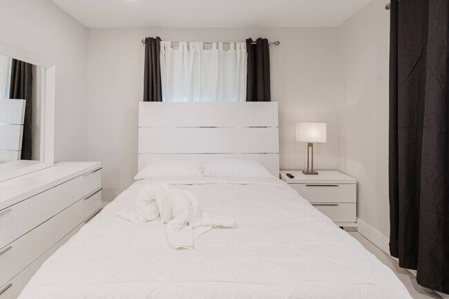 Building Photo - 4017 Monroe St