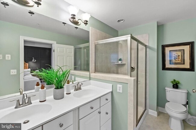 Building Photo - 904 W Glebe Rd