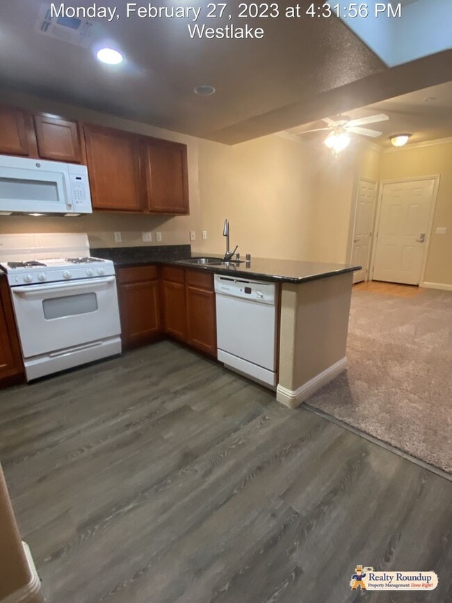 Building Photo - Pristine Condo with New Carpet and Dual Master Suites