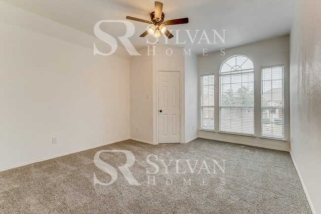 Building Photo - Your dream home awaits!