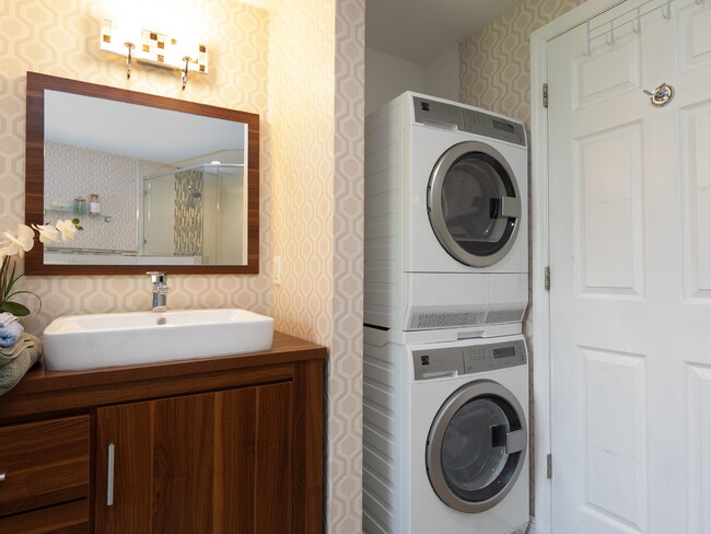 Building Photo - Living Across from Sarasota Bay 3BR/2.5BA Home Minutes to Downtown – Yardwork Included