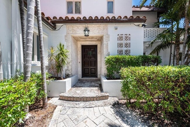 Building Photo - 5661 Pine Tree Dr