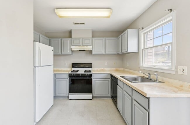 Building Photo - Spacious 3BR Townhome Near Metro & Nationa...