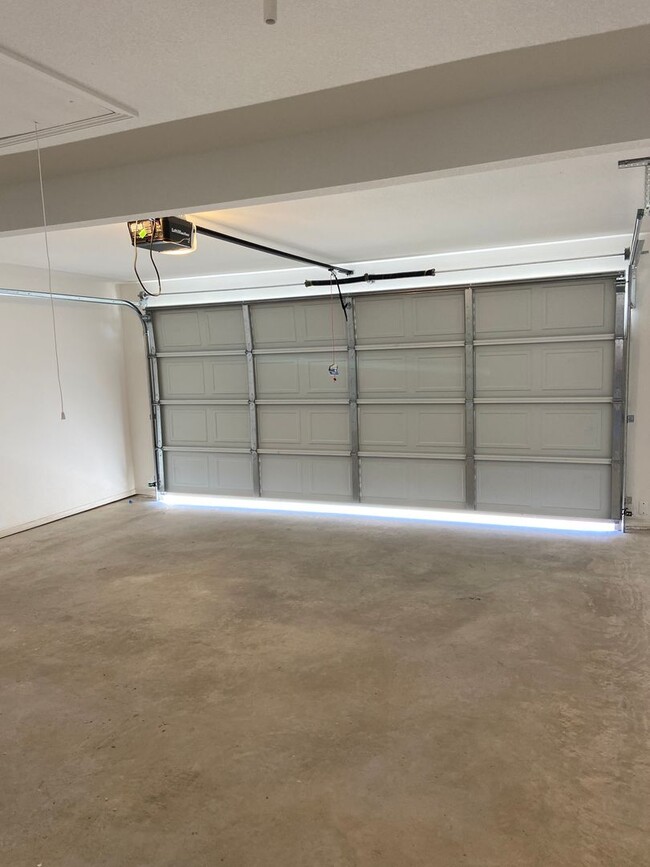 Building Photo - *Pre-leasing* Three Bedroom | Two Bathroom...