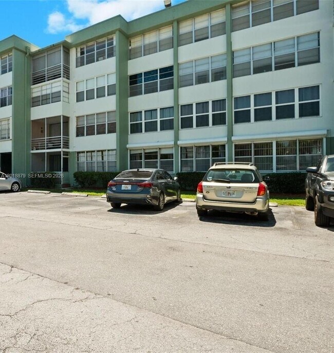 Building Photo - 2771 Taft St